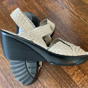 NWOT Bernie Mev. Criss Cross Cream Woven Wedge Size US 6